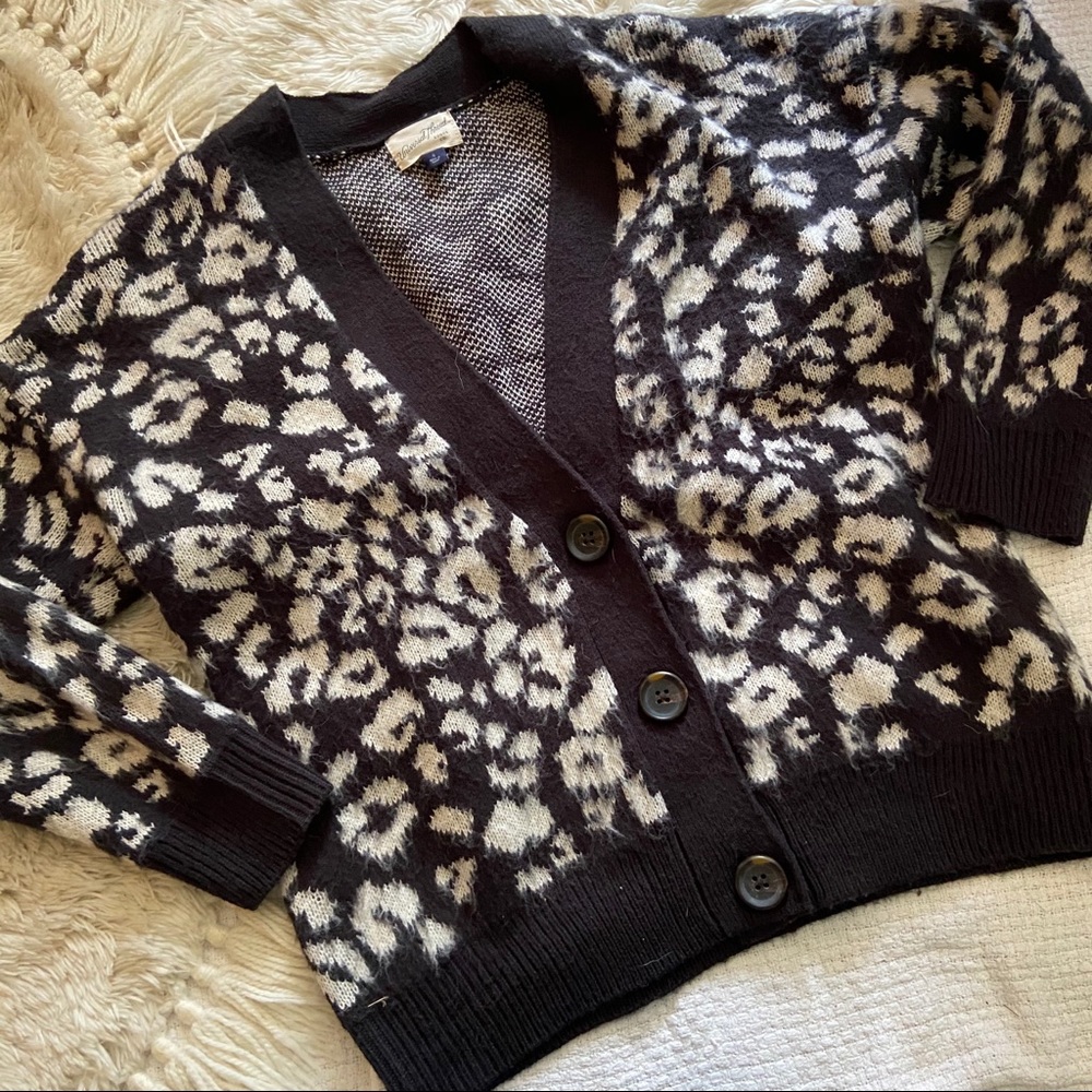Universal thread leopard cardigan